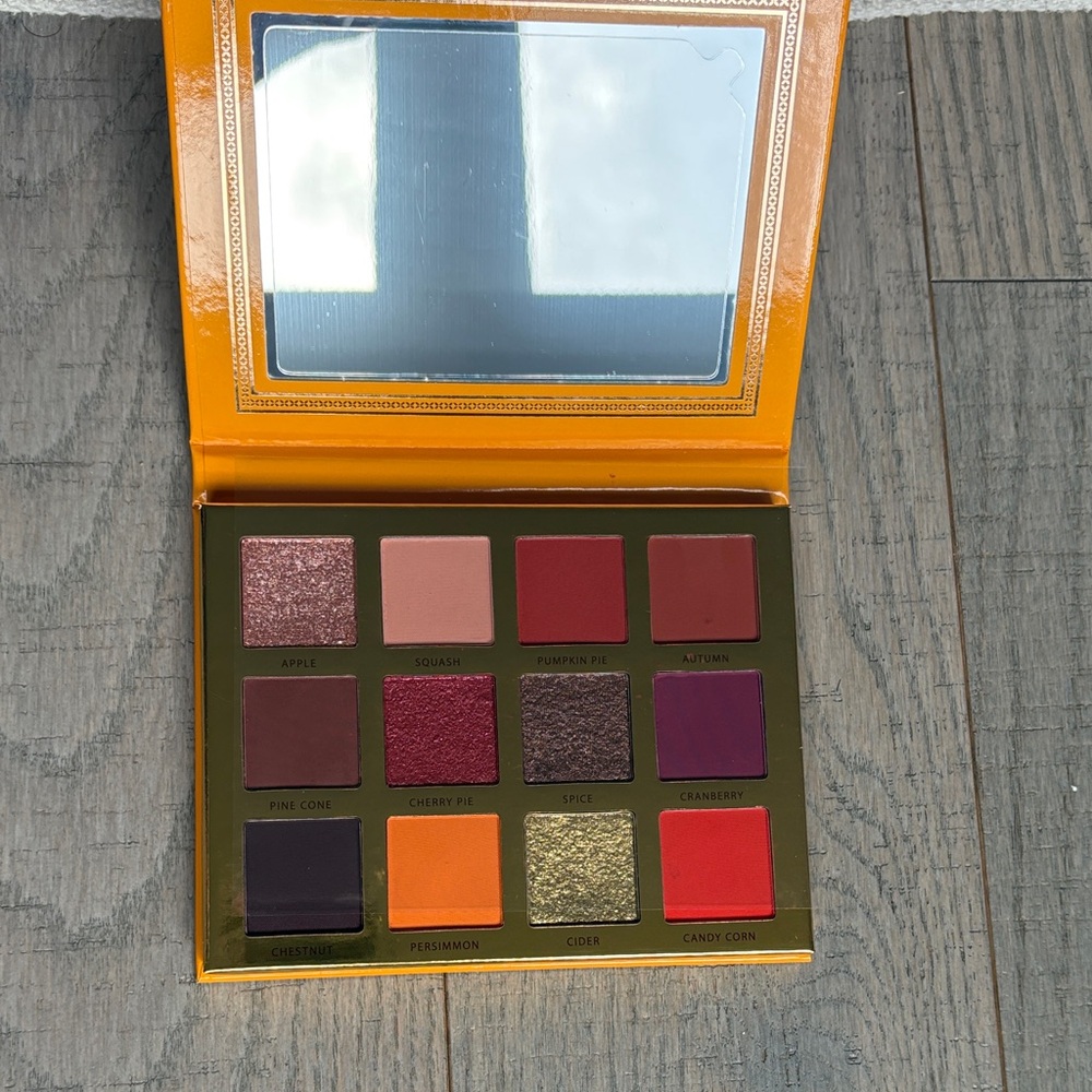 NWT- ACE BEAUTÉ- Vibrant 12-Color Eye Shadow Palette - Multi-Colored Shades